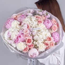 buket s gortenziej i pionami 141